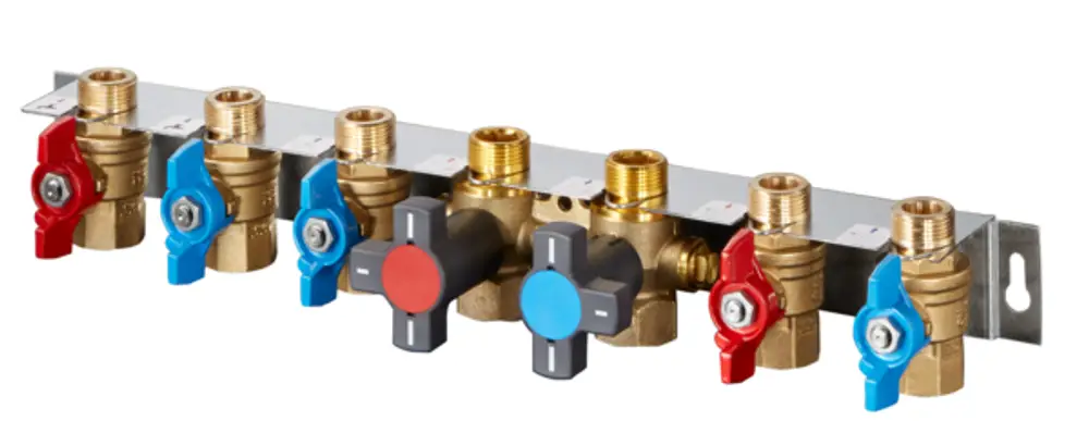 Oventrop Kugelhahnanschlussset mit mehreren Anschlüssen und diversen farbigen Handgriffen zur Steuerung der Wasserzufuhr, montiert auf einer Metallbasis.